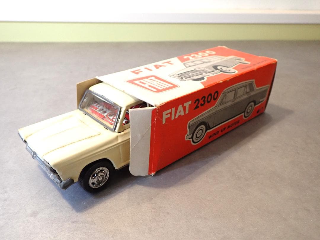 FIAT 2300 ミニカー クリーム色 箱付き ビンテージブリキカー日本製