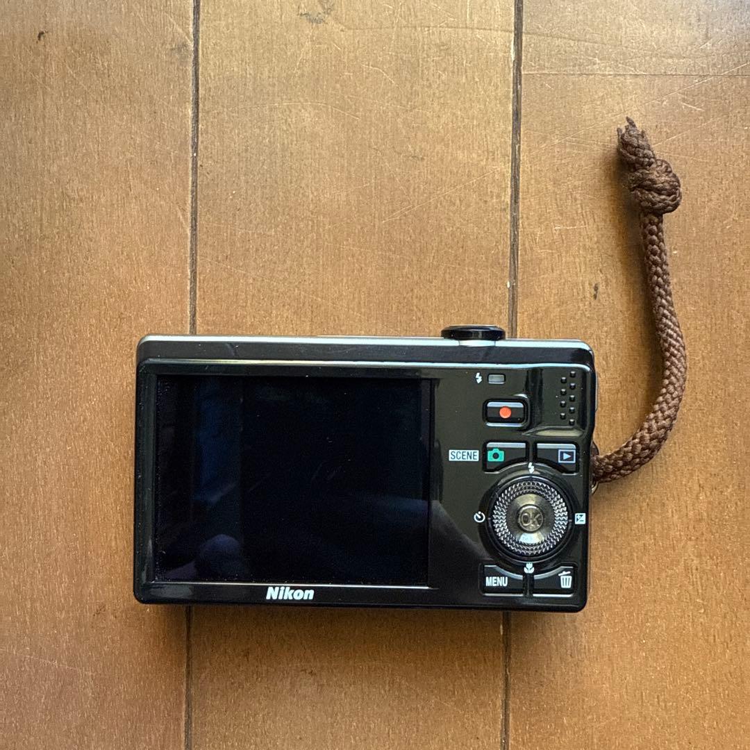 Nikon COOLPIX S6000 本体と充電器