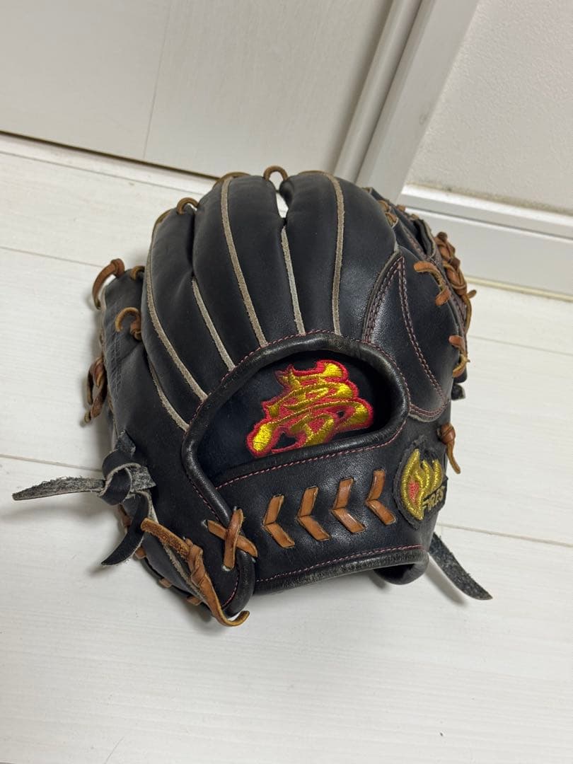 硬式野球グローブ ファイヤーズ　黒 レザー刺繍入り