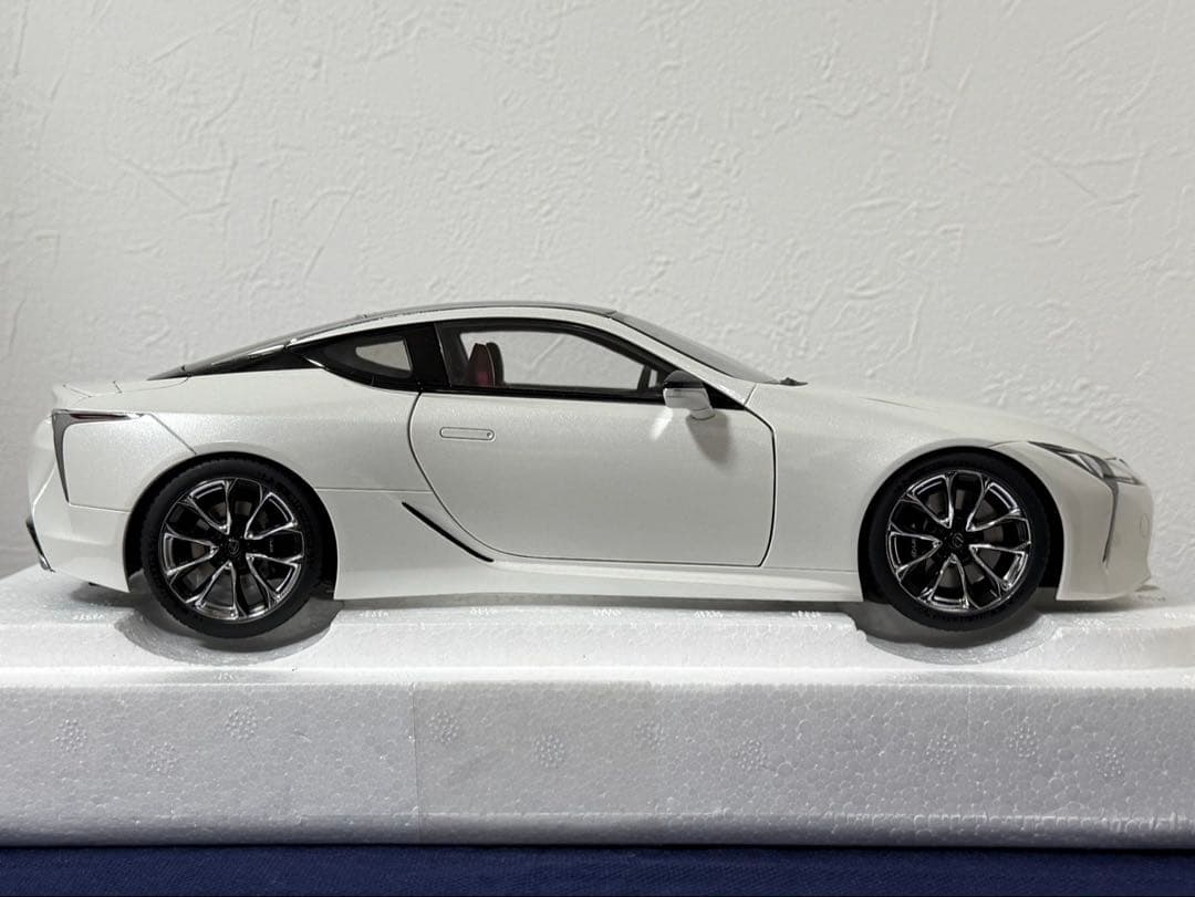 AUTOart オートアート 1/18 LC500