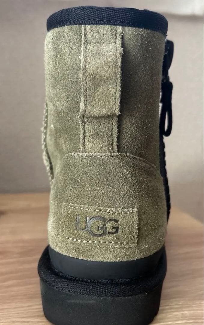 UGG クラシックミニジッパー　カーキ限定24cm美品