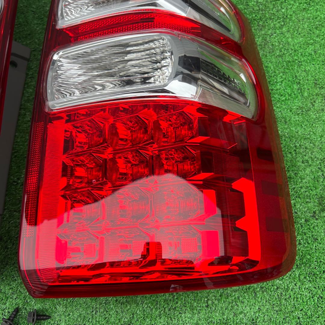 トヨタ純正★ノア ZRR70  テールランプセット