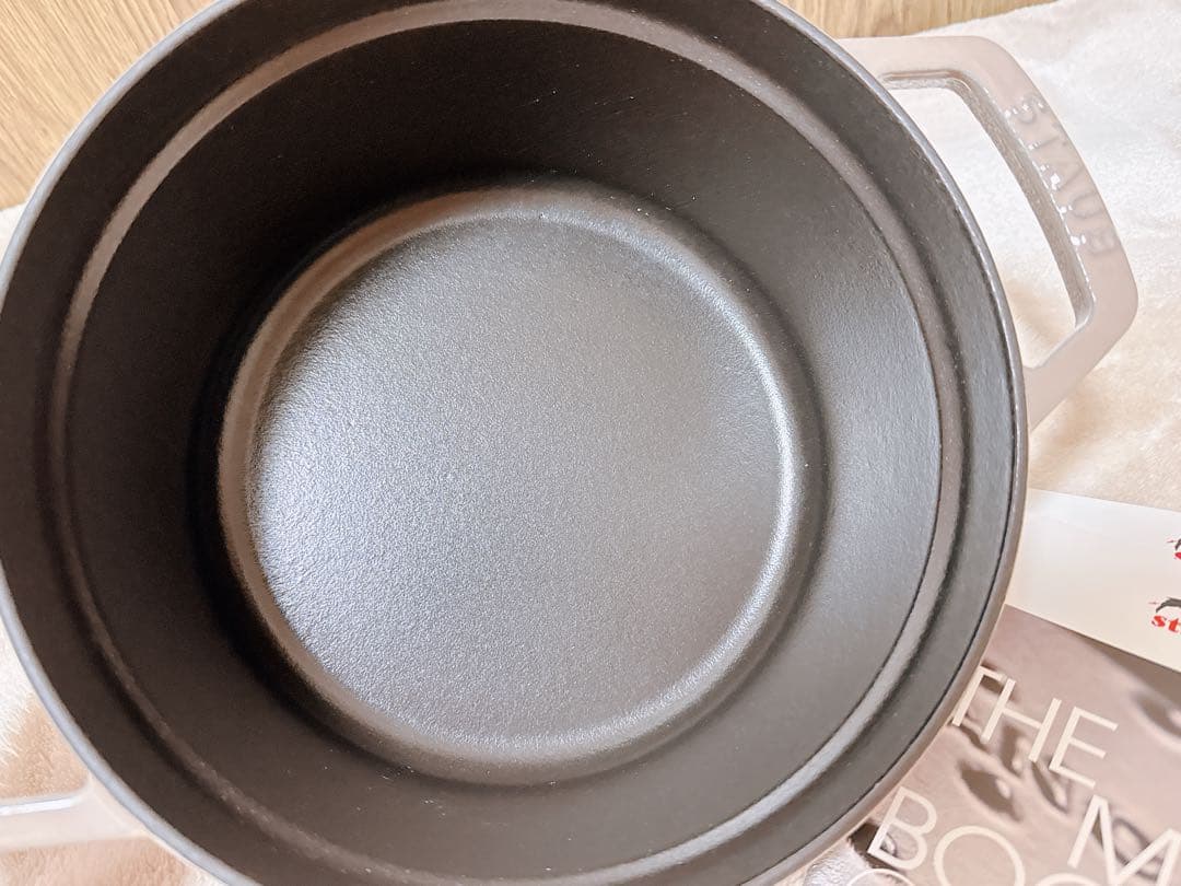 【美品】優しいリネンカラー×使い勝手抜群20cm◎ストウブココットラウンド20