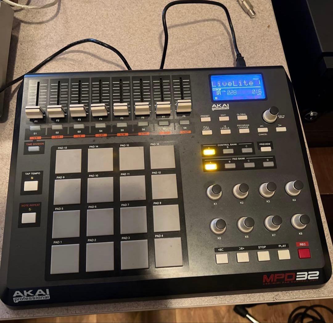 AKAI MPD32 MIDIパッドコントローラー