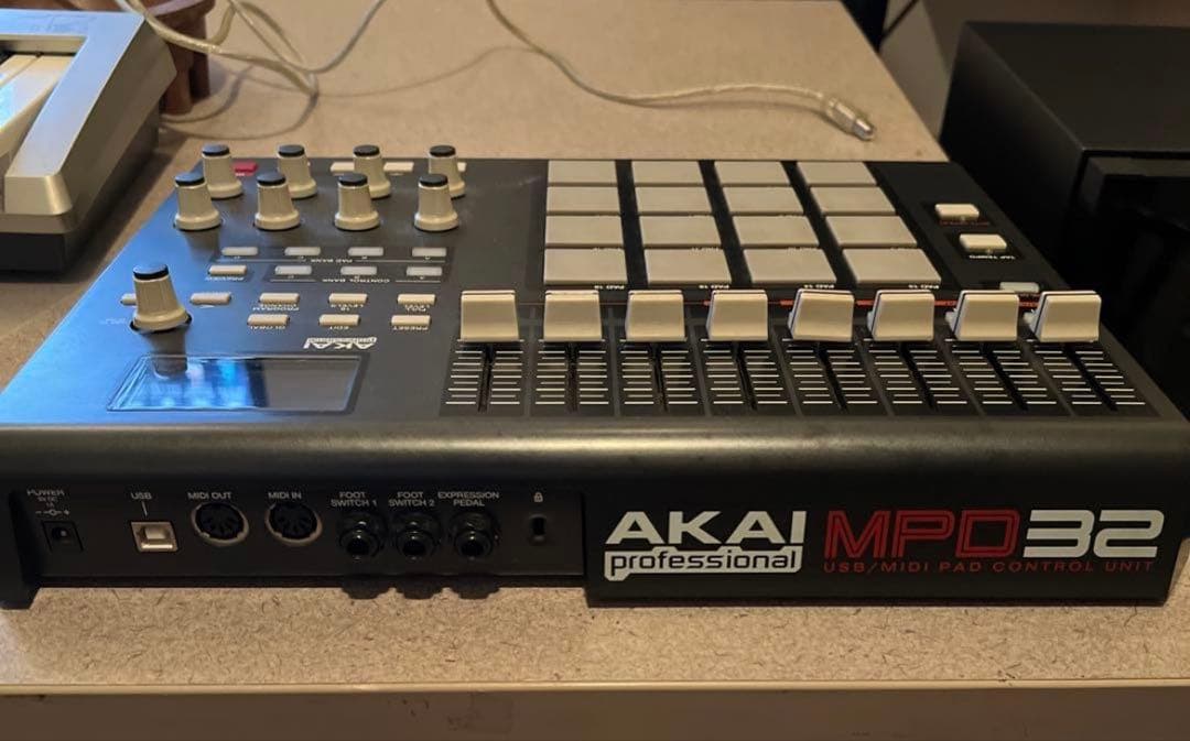 AKAI MPD32 MIDIパッドコントローラー