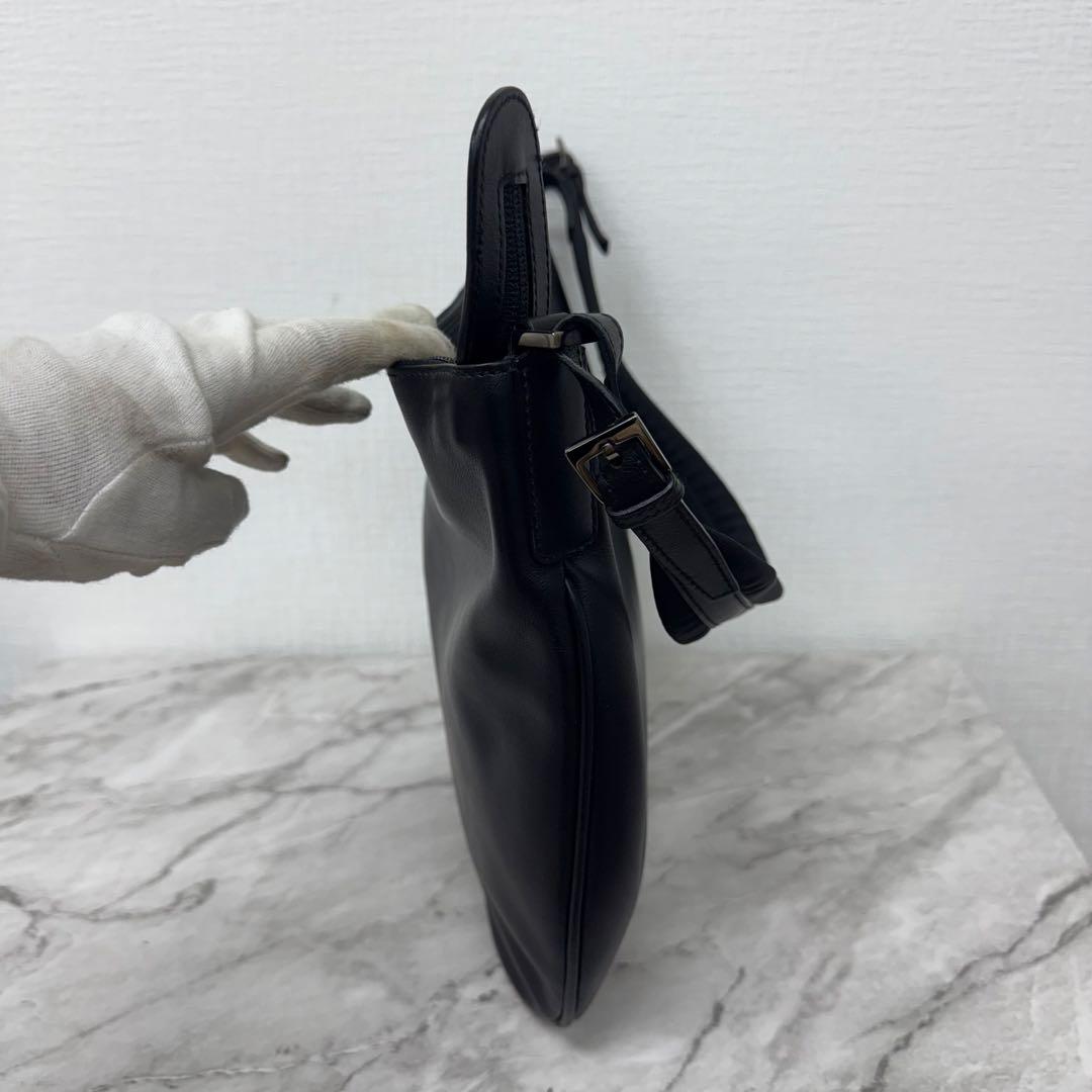 ✨GUCCI✨グッチ✨ブラック✨レザー✨ロゴエンボス✨セミショルダーバッグ✨