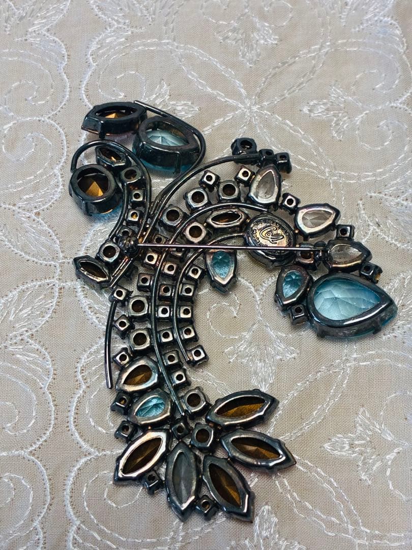 CHRISTIAN LACROIX 多色ブローチ　石外れ有　特価