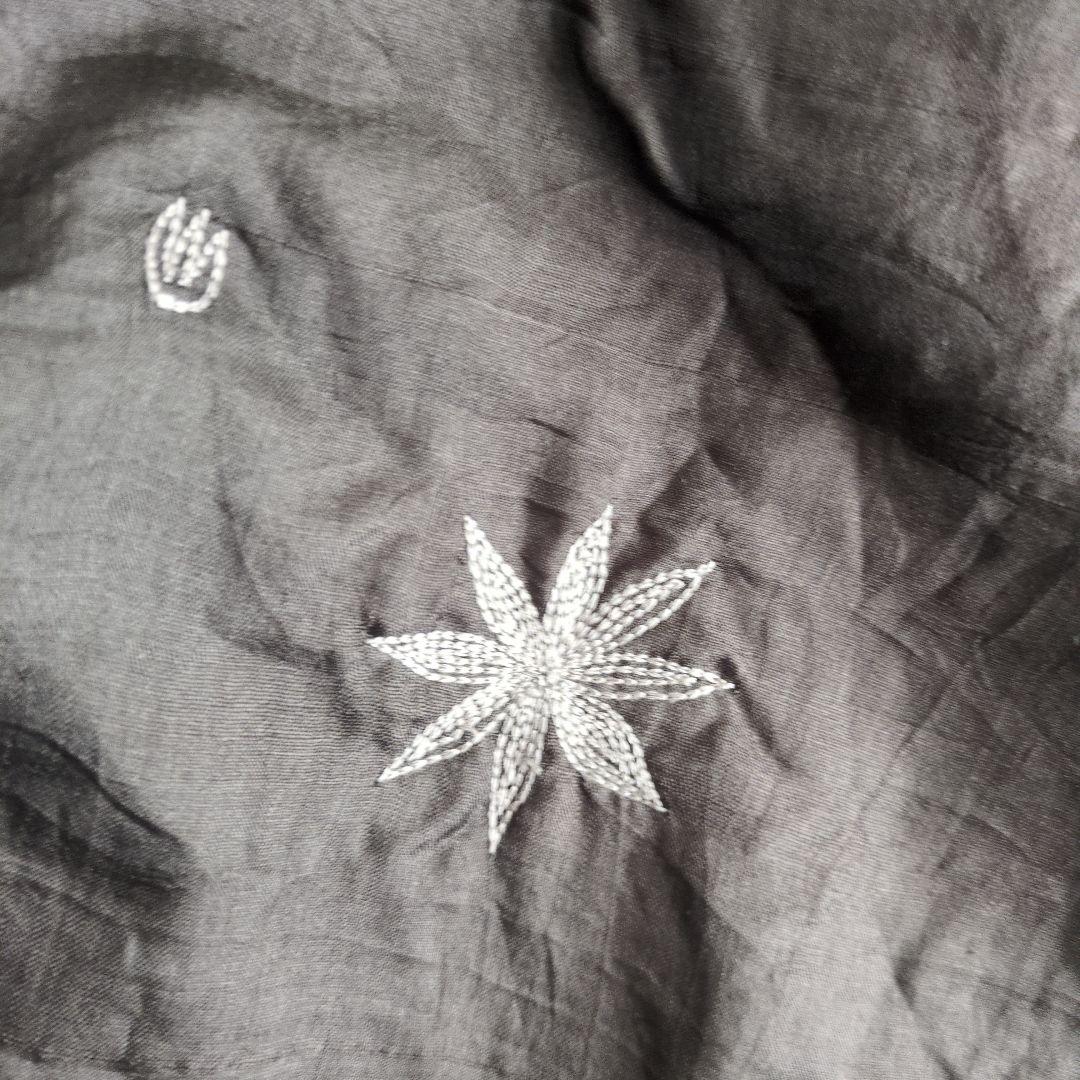 刺繍入りダークグレー長袖シャツ