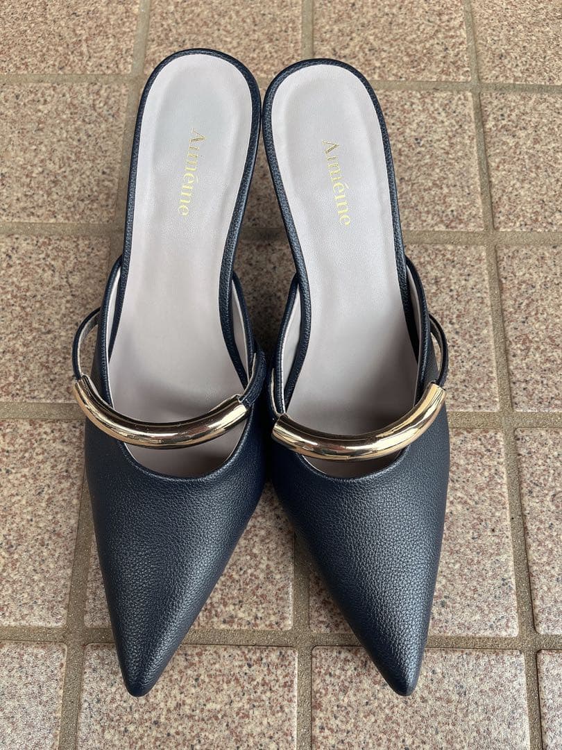 aimeine ゴールドモチーフポインテッドトゥ ミュール