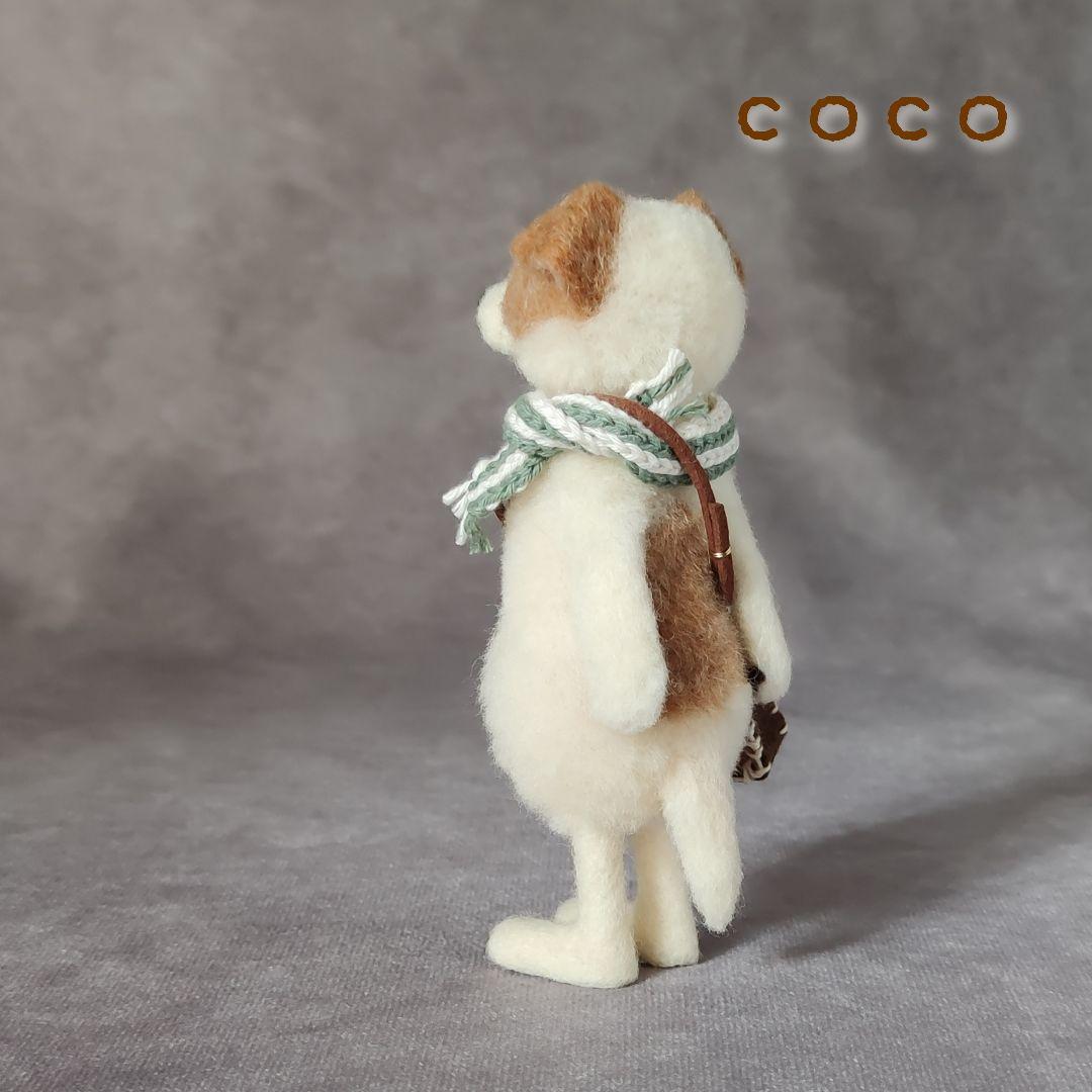 ショルダーバックを下げたハチワレわんこさん