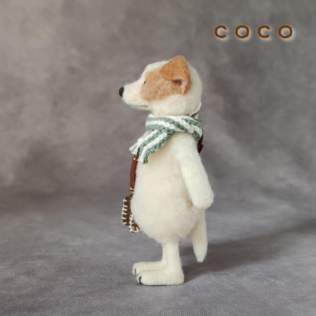 ショルダーバックを下げたハチワレわんこさん