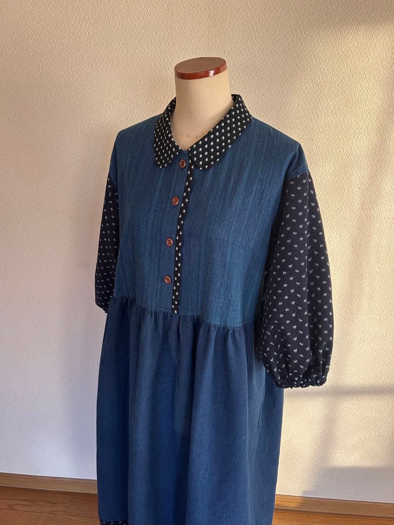 雪ん子絣と薄藍のロングワンピース ブローチ付き　着物リメイクワンピース