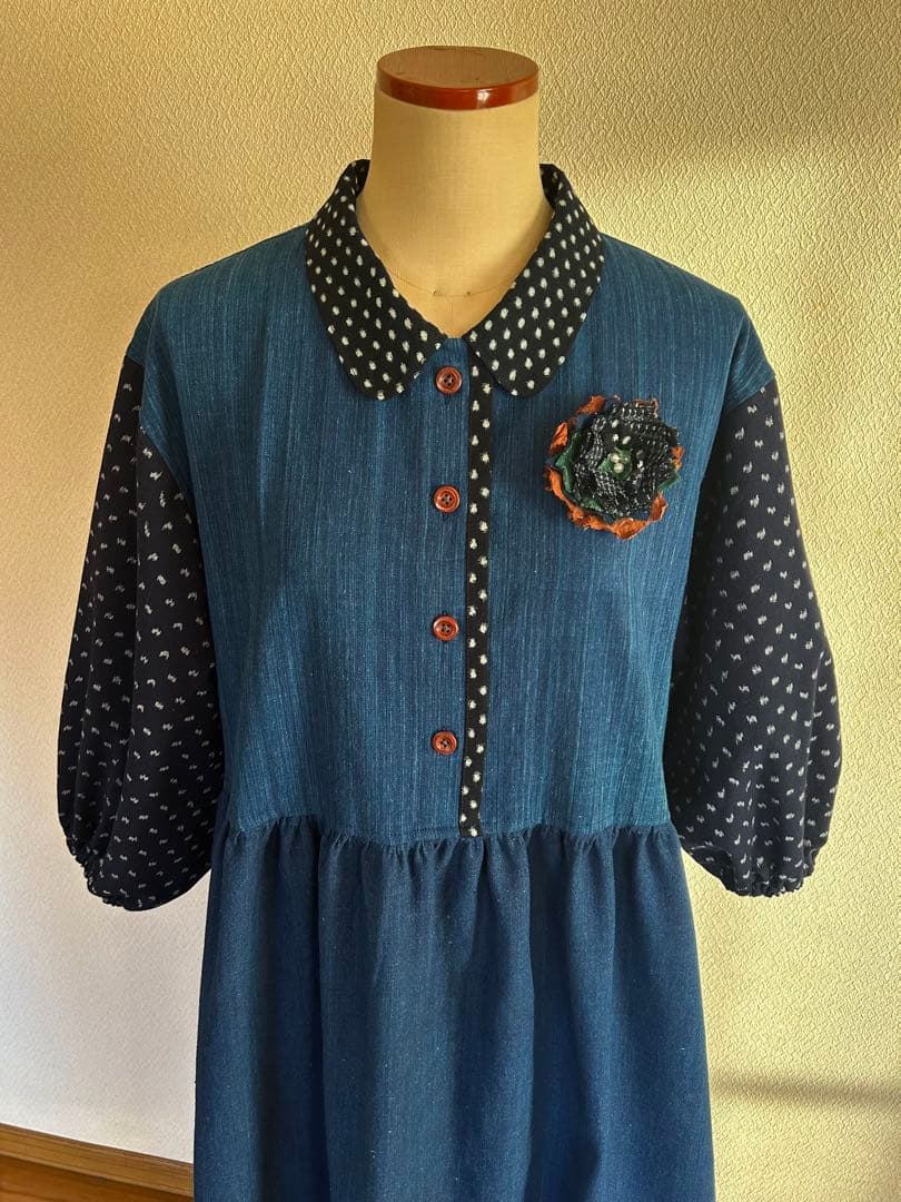 雪ん子絣と薄藍のロングワンピース ブローチ付き　着物リメイクワンピース