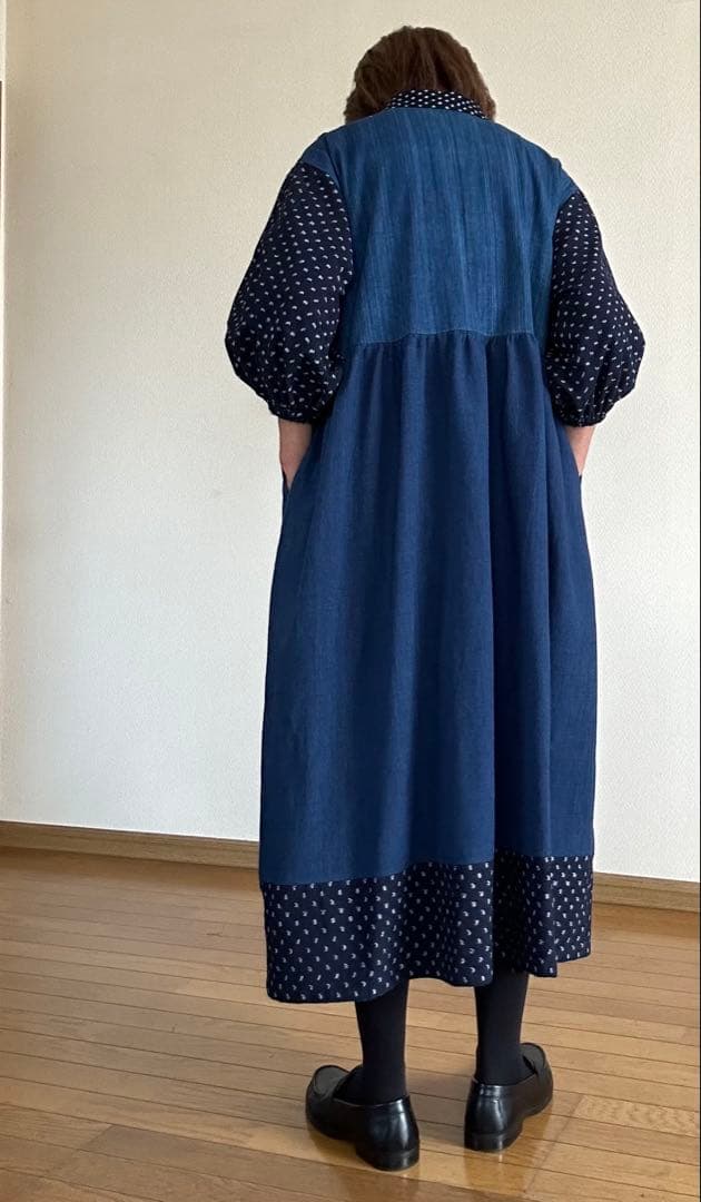 雪ん子絣と薄藍のロングワンピース ブローチ付き　着物リメイクワンピース