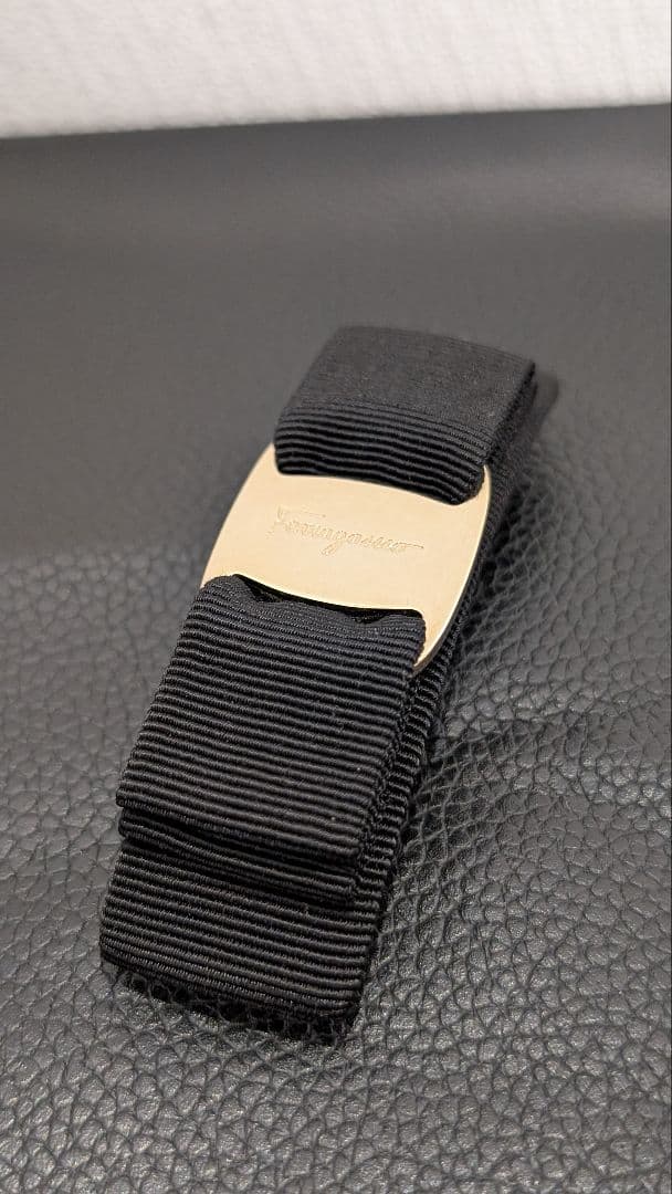 未使用　フェラガモ　バレッタ　ゴールド×ブラック