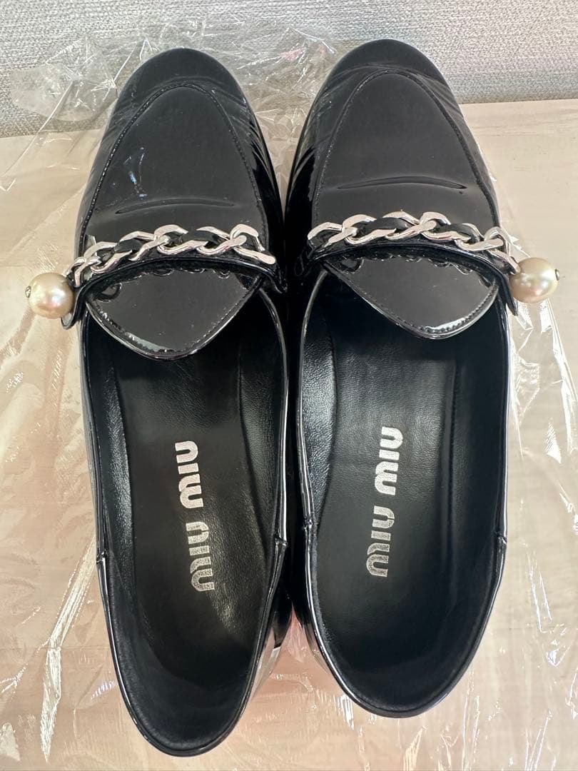 miu miu パール付きローファー