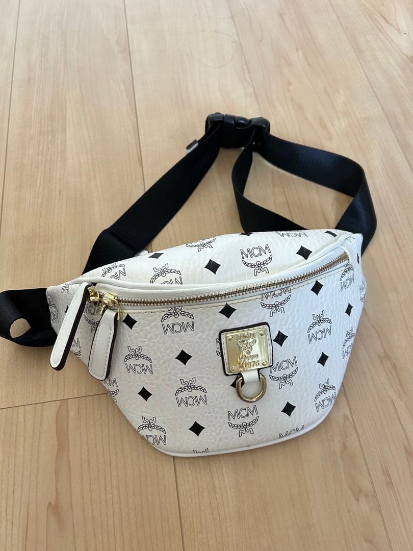 MCM ボディバッグ ホワイト 中古　シミあり