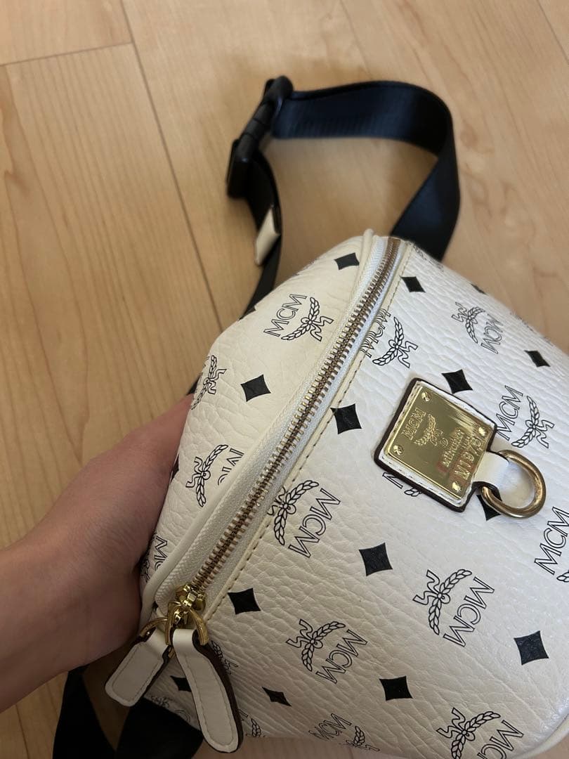 MCM ボディバッグ ホワイト 中古　シミあり