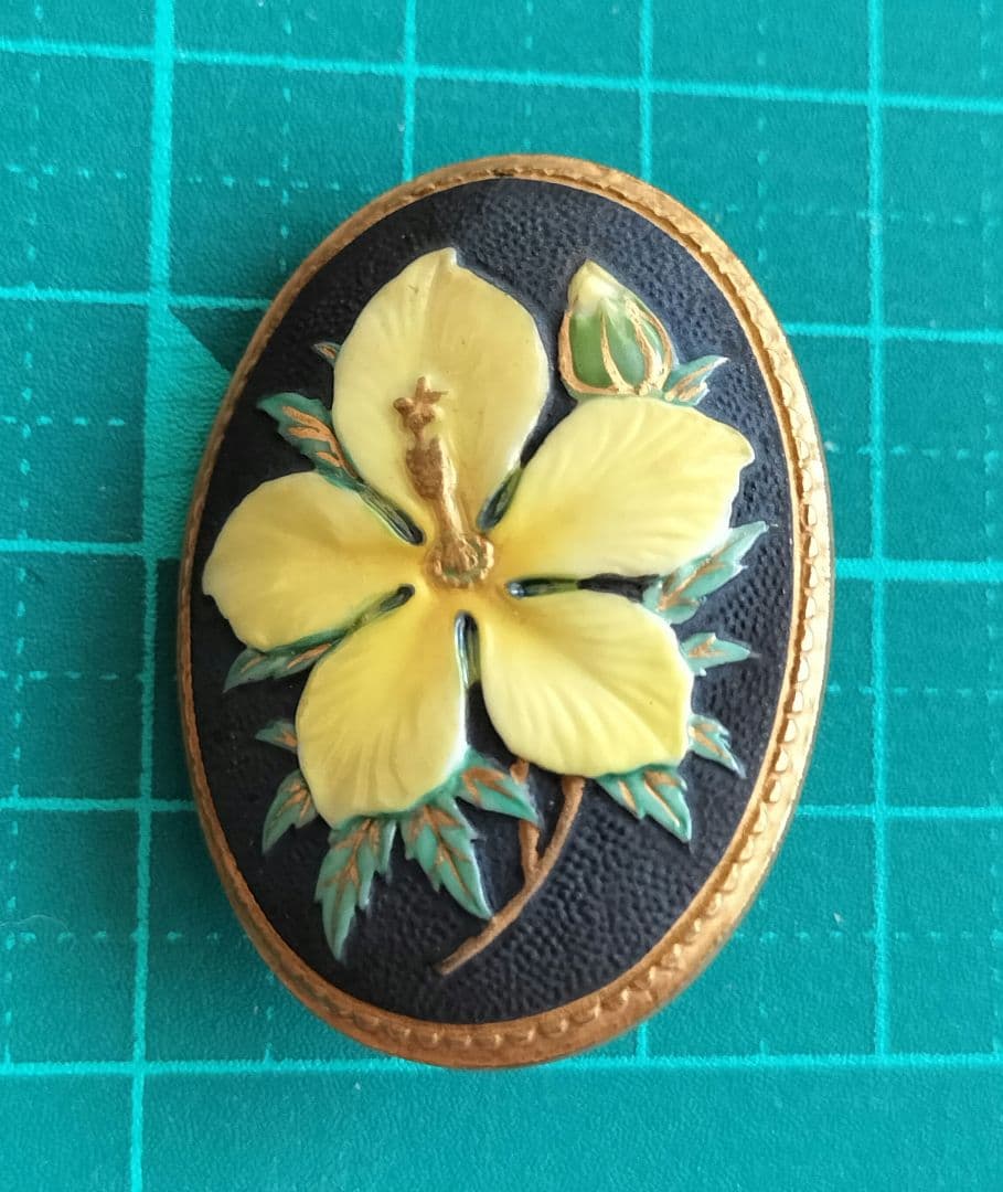 有田焼 俊兼 トシカネ 黄色 ハイビスカス ブローチ