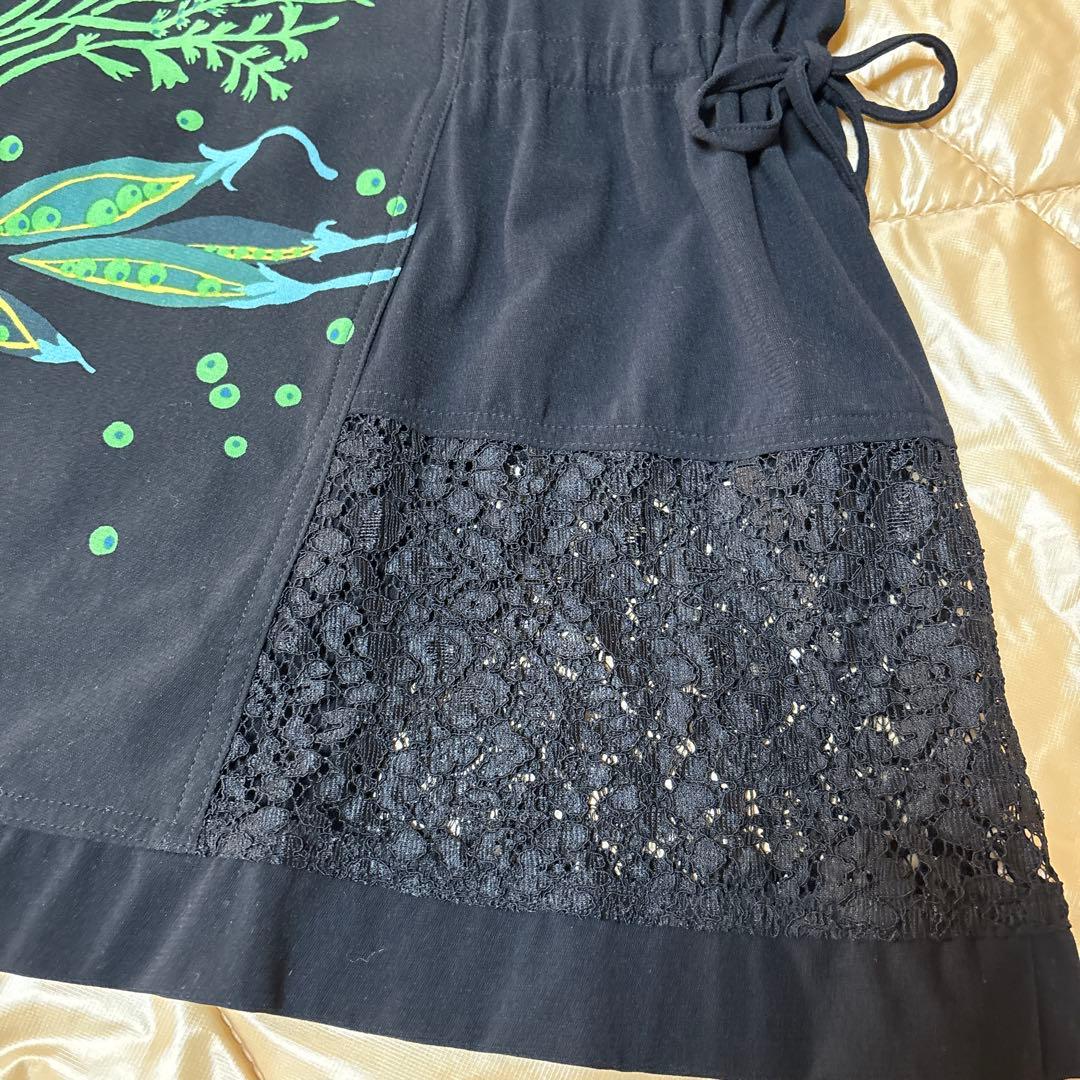 【美品】✨トクコプルミエヴォル✨黒地に野菜の柄で両脇の裾レースのチュニック❣️