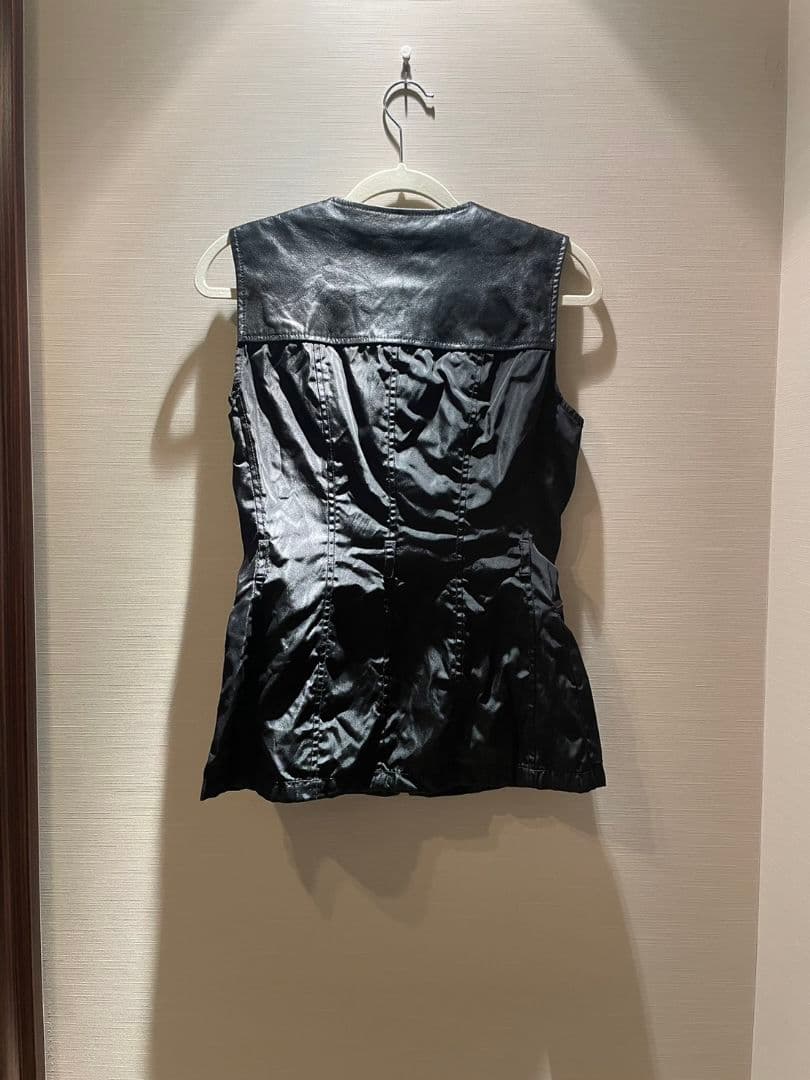 質屋に行く明日まで！PRADA　レザー切り替えベスト