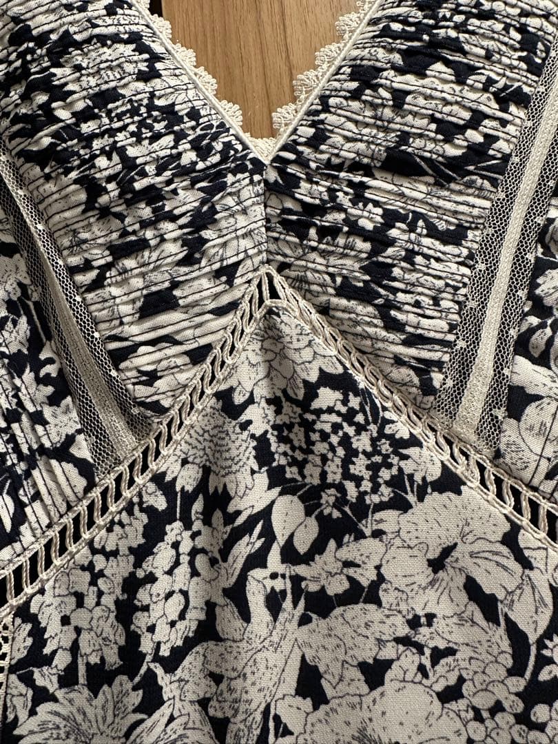 ワンピース Herlipto Lace Trimmed Floral Dress black