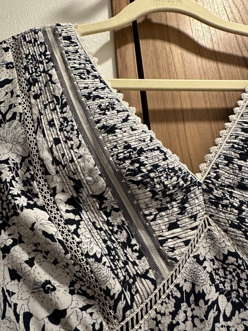 ワンピース Herlipto Lace Trimmed Floral Dress black