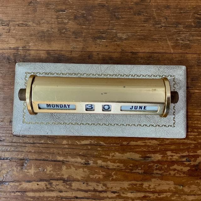 英国 イギリス製 アンティーク 回転式 卓上 カレンダー ゴールド レザー台座