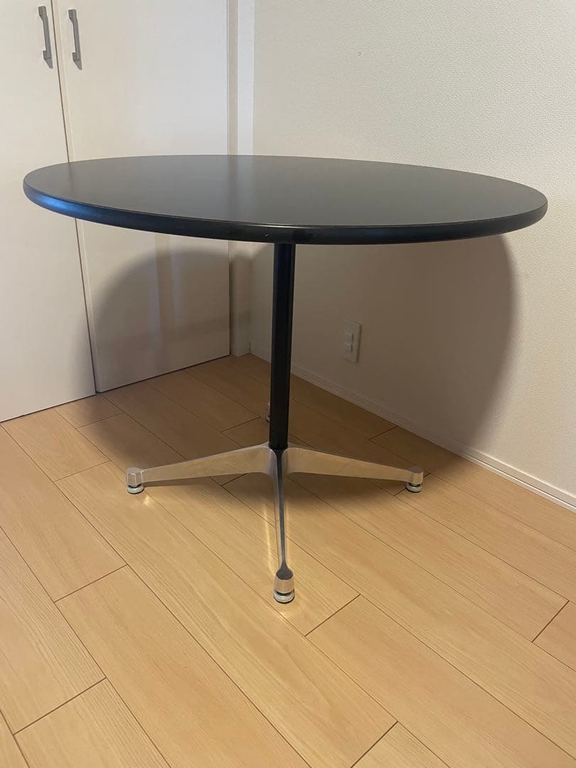 ハーマンミラー　丸テーブル