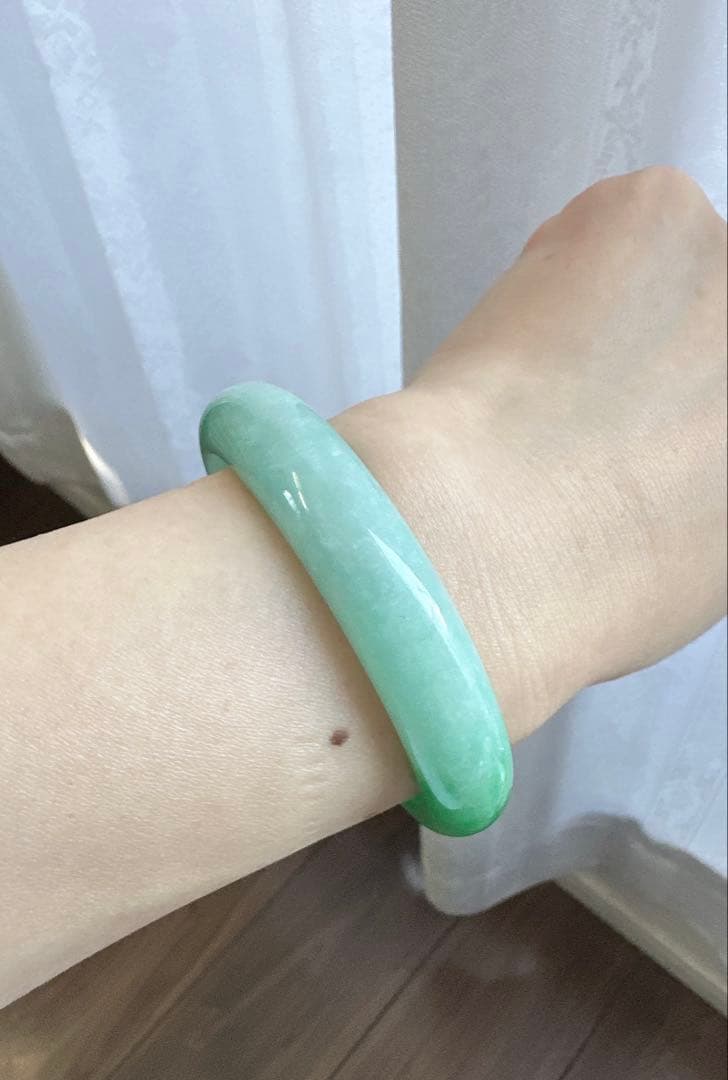 翡翠バングル グリーンのグラデーション