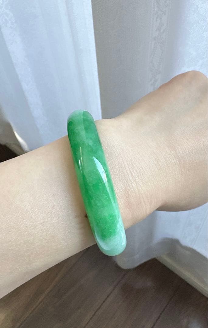 翡翠バングル グリーンのグラデーション