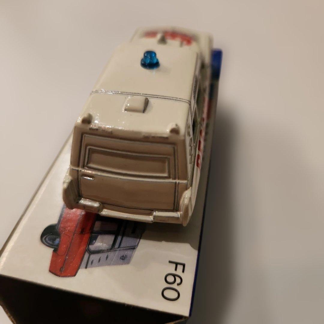 トミカ青箱　F60 キャデラック救急車