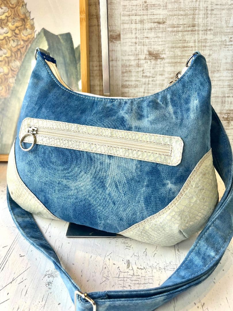 ロラライハリス♡ライトブルーWデニム本革コラボ♡刺繍の三日月ショルダーバッグ♡