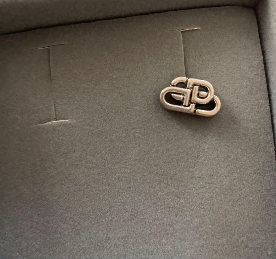 バレンシアガピアス