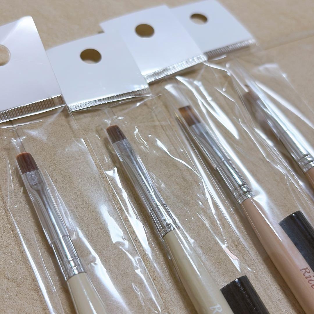 リッカジェル オーバルブラシとスクエアブラシ