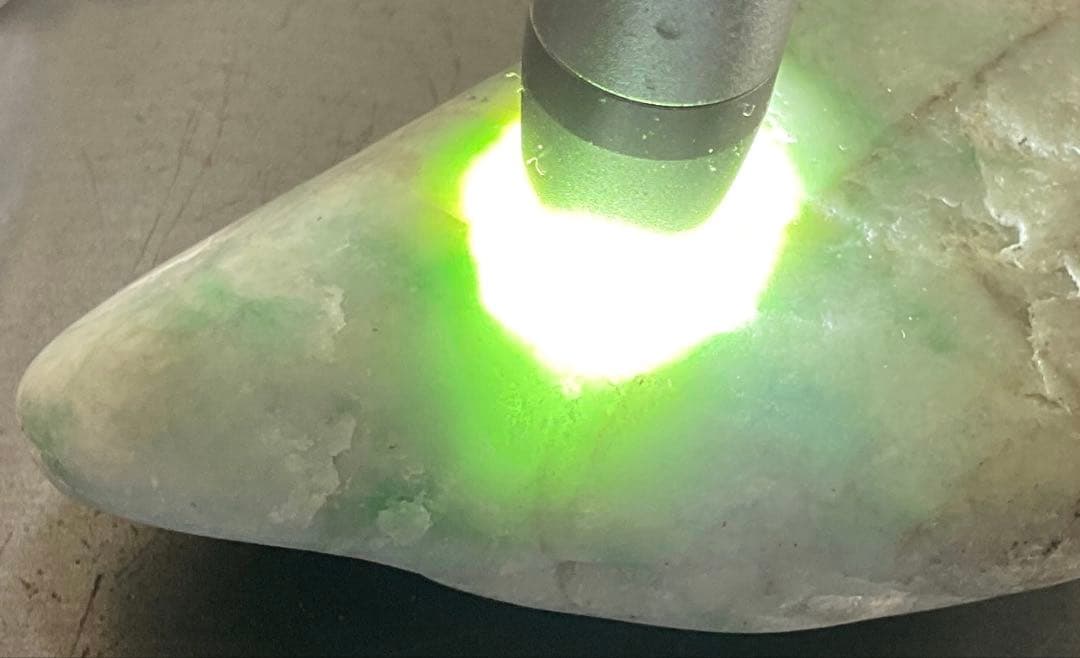 明緑色　入りコン沢翡翠280g 糸魚川　ヒスイ　ひすい