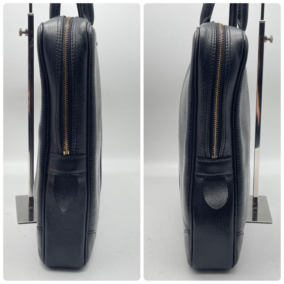 ルイヴィトン エピ ポルトドキュマンヴォワヤージュ M54472