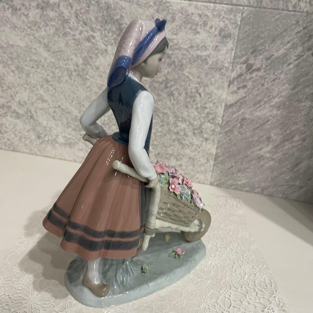 さら様　リヤドロ　LLADRO 花屋の姉妹シリーズ［花集め] [花車を押す少女]