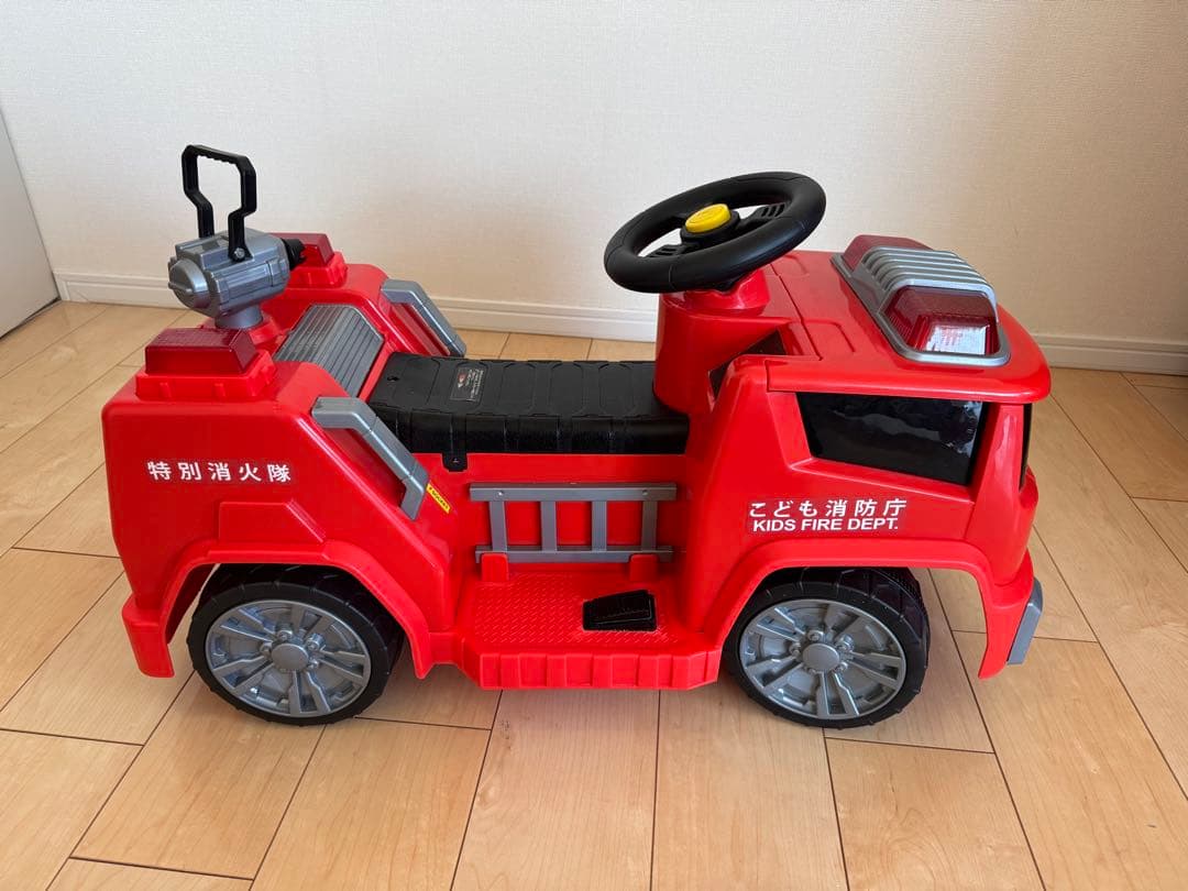 電動乗用車　消防車　消防士コスチューム付き　仮装　トイザらス　運転できる