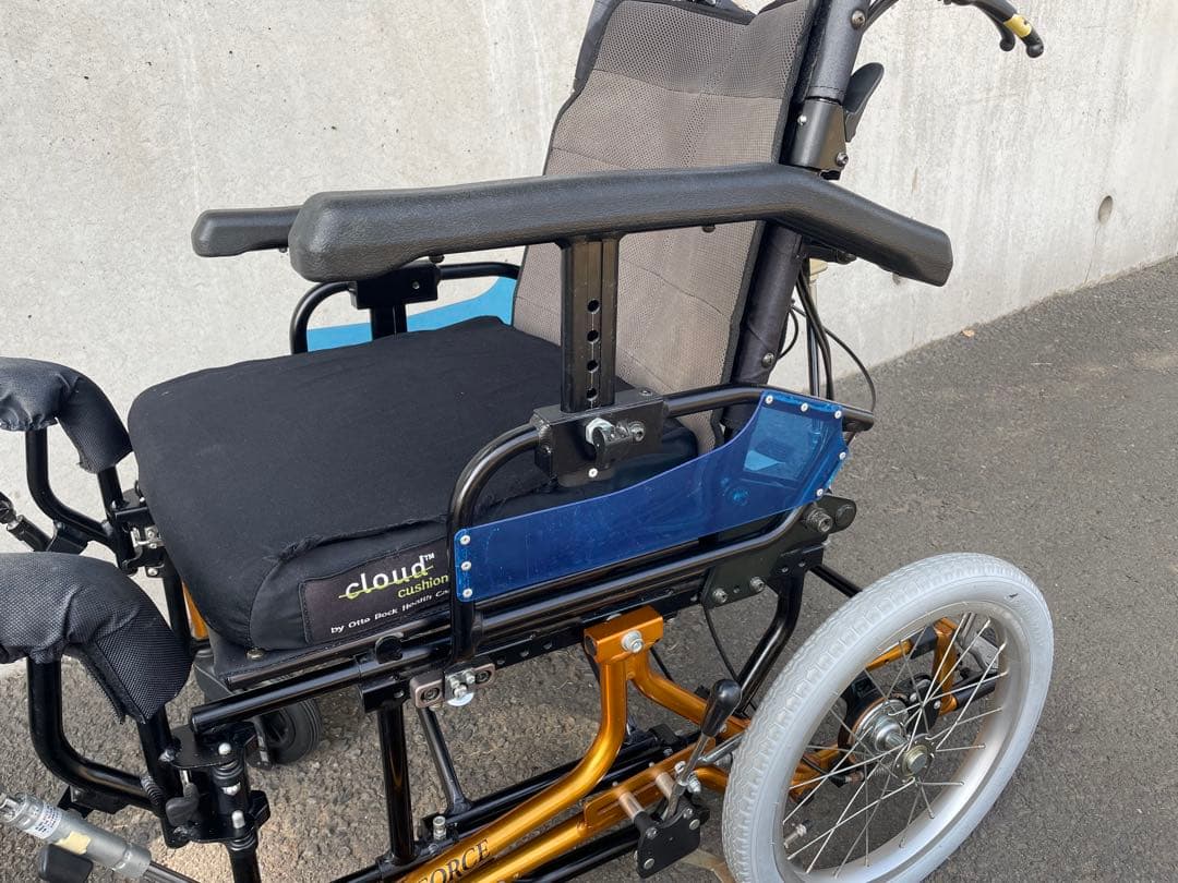 グランドフリッチャーフォース 介助式　車椅子　リクライニング　ティルト