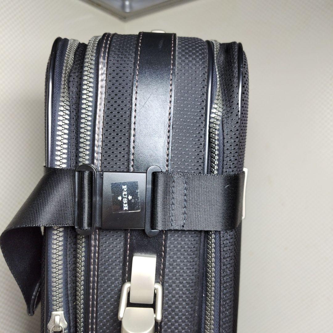 未使用近マルエム大型ビジネスカバン　高級出張カバン　キー付き　A3収納　黒色