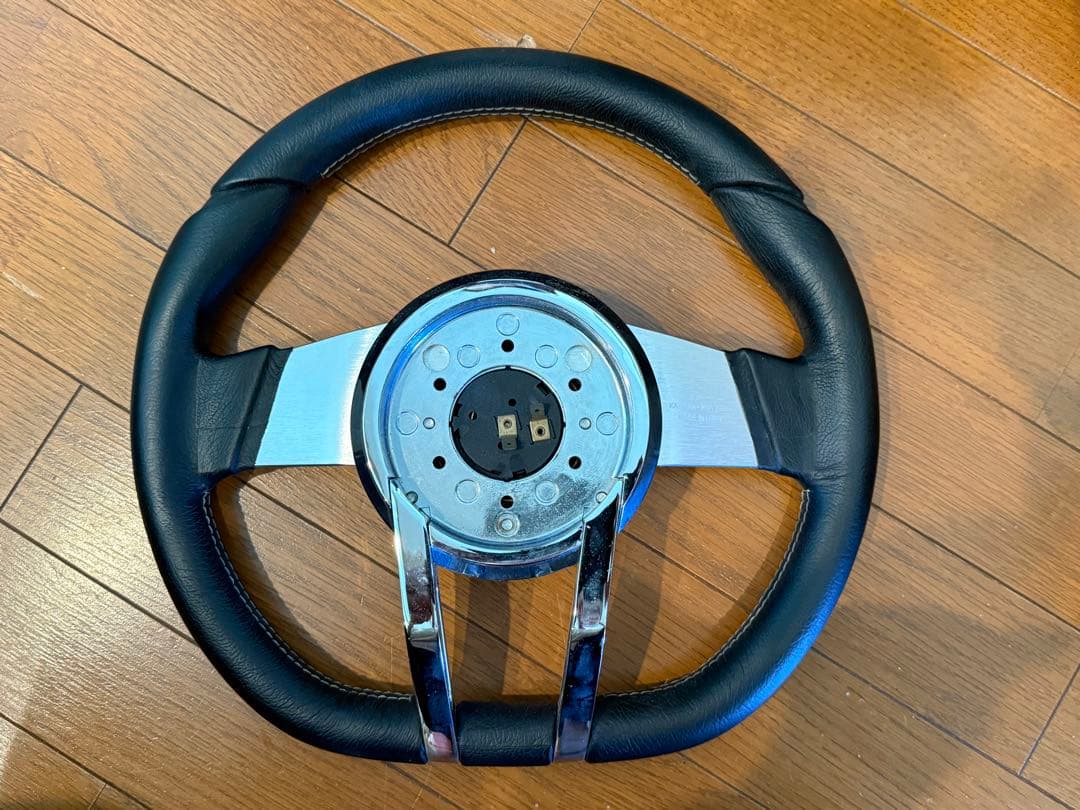 Isotta ステアリングホイール