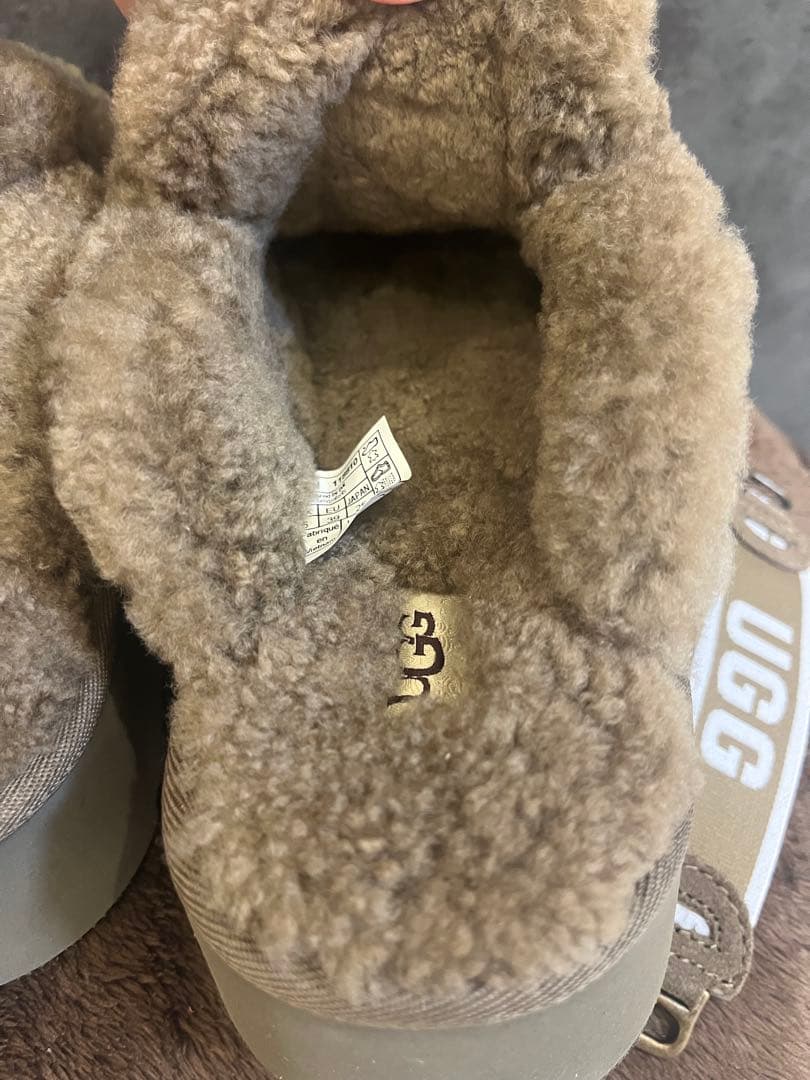 UGG 厚底サボサンダル ベージュ