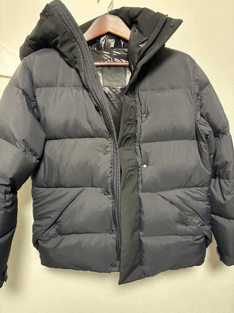 MONCLER フード付き黒ダウンジャケット
