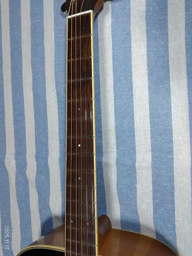 YAMAHAのフォークタイプのアコースティックギターFS720TBS美品です。