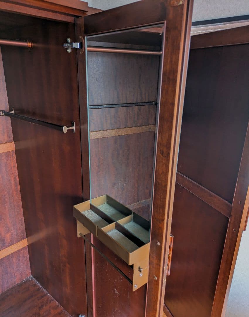 東海家具　美品 大容量 ルーバー扉 クローゼット ワードローブ チェスト 4枚扉