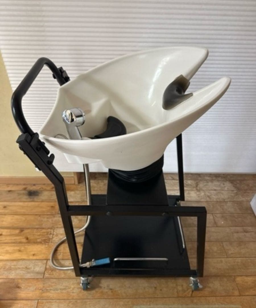 移動可能なホワイトシャンプー台