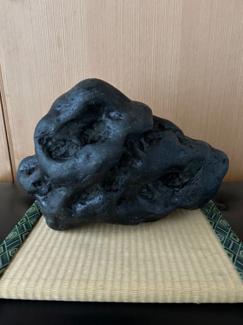 新潟県南魚沼市　水無川産　八海石うぶ石　何処からでも観れる珍しい一石