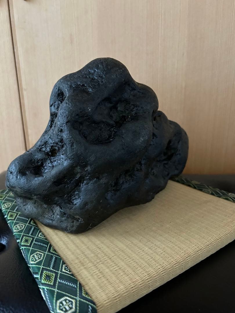 新潟県南魚沼市　水無川産　八海石うぶ石　何処からでも観れる珍しい一石