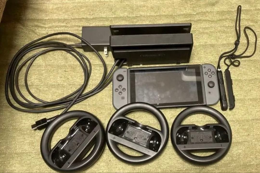 Nintendo Switch 本体 + ジョイコン + ドック＋ハンドル付き